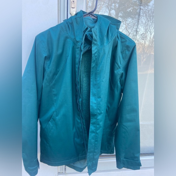 LIKE NEW Under armour women’s ski/snow jacket - Picture 3 of 6